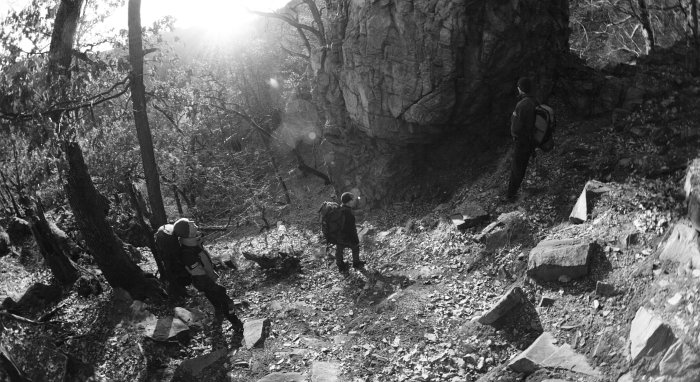 Společenstvo (Arny se sluncem, Peťa někde mezi a Mára ve tmě a stínu - tam patří a je mu tam dobře.)