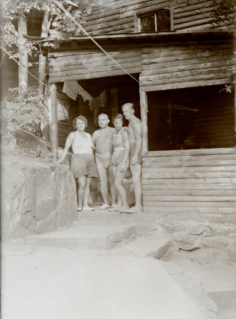 Sázava, u chaty v osadě Aroyo, 1938