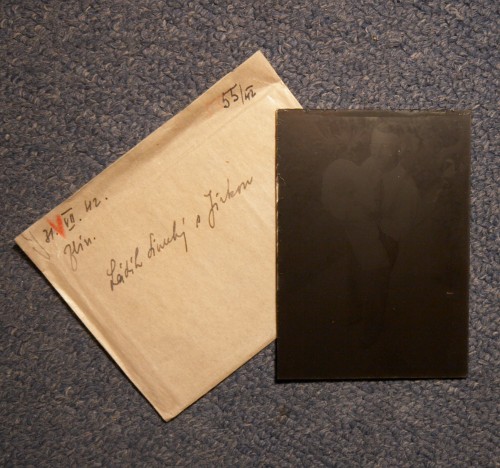 Skleněná tabulka (tak 6x10cm) a papírová obálka s popisem