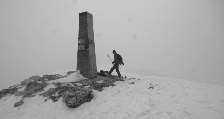 Zdrháme z vrcholu Barance, sněží, fučí vítr a začíná bouřka.