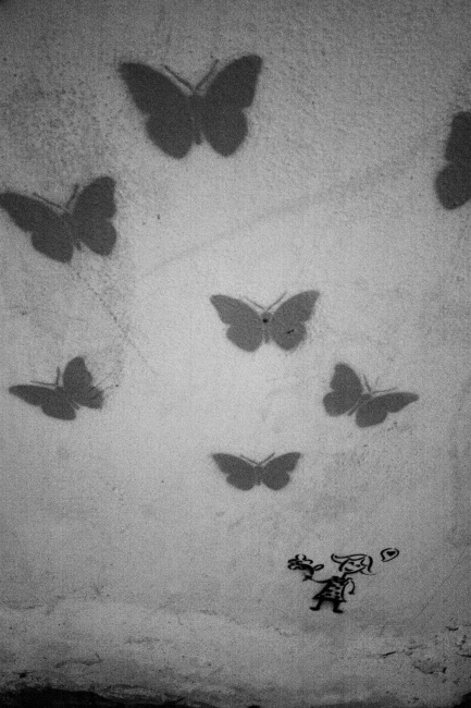 Před hospodou zkontrolovat, jestli holčička pořád láká motýly a není schovaná pod nějakýma grafiťáckýma příšerama