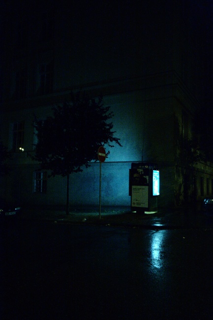 Všichni už spí, jen v budce na rohu se ještě svítí