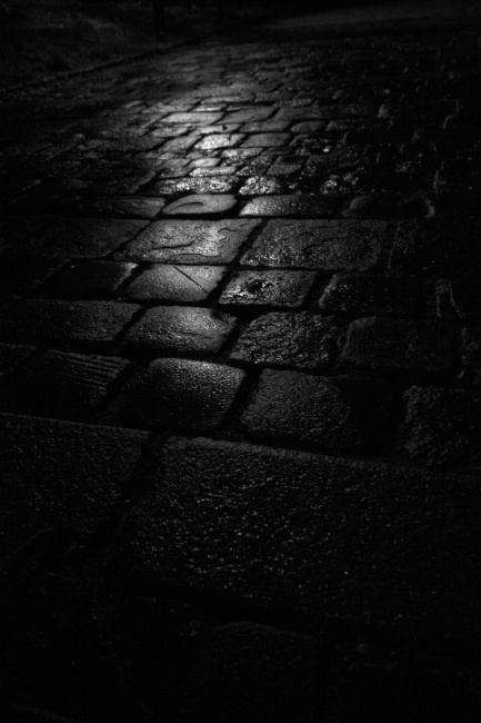 Po mokré dlažbě kolem Petrova