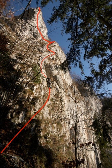 Káma v první délce před zanořením do jeskyně.