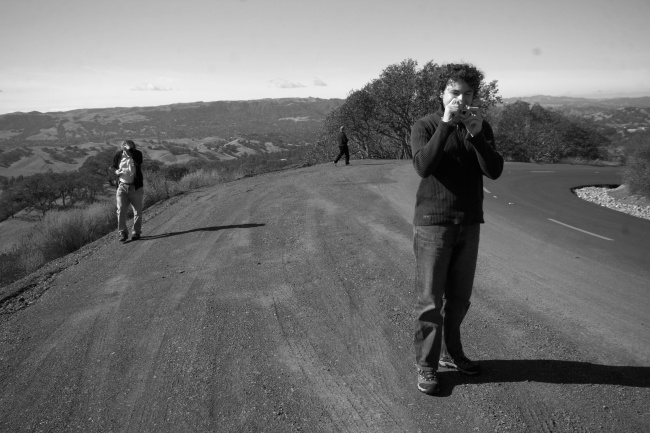 Společenstvo prstenu. Vlevo Hugo s plnou hlavou starostí/blbostí, vzadutichý a nekonfliktní společník Roland, vpravo Tomáš - promítač z kinaArt