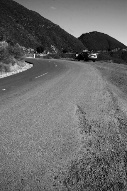 Dlouhou klikatou cestou stoupáme vzhůru, mít tady tak svého passata anebýt tady omezení na 20 mil v hodině, tak by Hugo viděl jak se řídí:-)