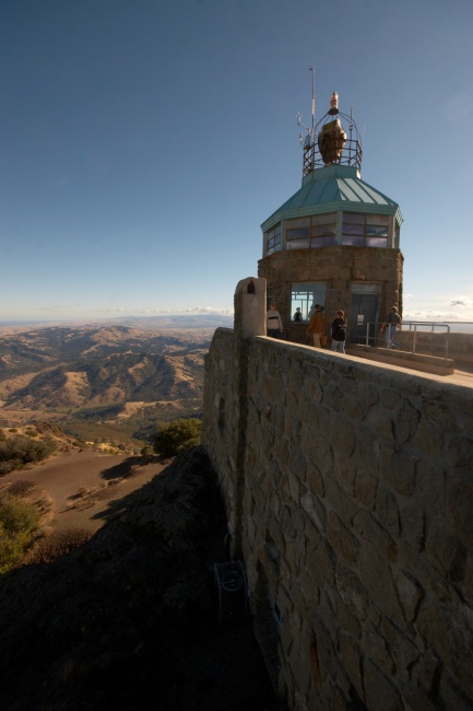 Vrchol Mt. Diablo. Měl jsem sto chutí jít si zabouldrovat na tu zeďdole. Tak pěknou chytovatou zeď jsem už dlouho nikde neviděl, i koutekby se tam našel, ale nesmělo se tam.