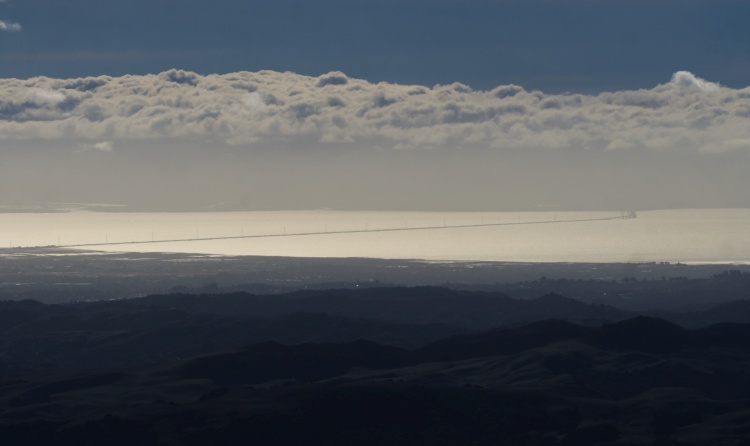 Most přes zátoku San Francisco Bay. Má nejmíň 15km a vede po něm 5proudá dálnice. Připadal jsem si, že místo auta řídím loď přes malémoře.