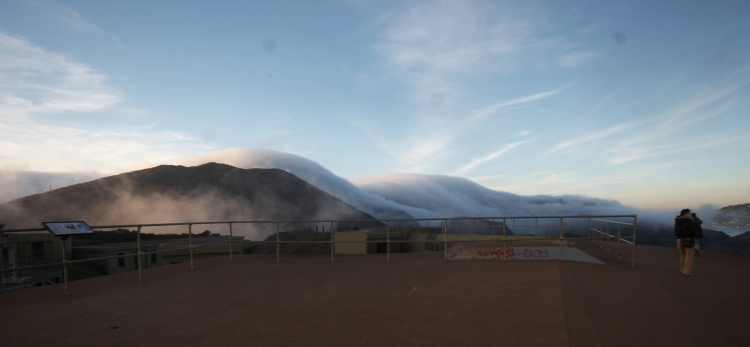 Oceánská mlha ze staré pevnosti nad mostem