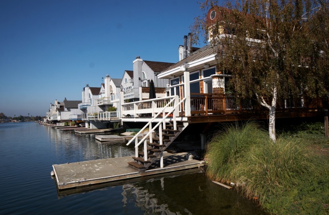 Místo špinavých dvorků s králikárnama tady za domy mají amící umělékanály a malá soukromá mola. Vše je zřejmě propojené se zátokou a taksi můžou vyjet odpoledne na ryby třeba pod Golden Gate.