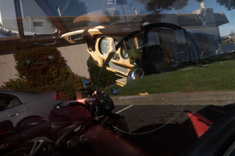 American dream in San Mateo - pár aut, pěkný dům, upravené trávníky, dost místa na parkování, za domem voda