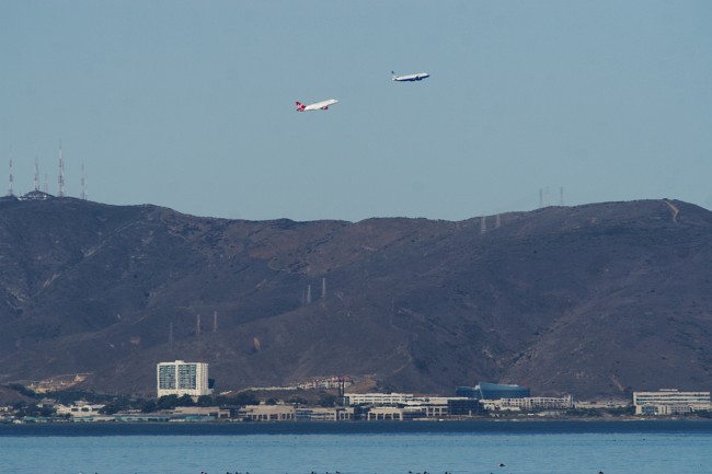 Závody - seděl jsem jednou na břehu San Francisco Bay přímo pod náletovou zónou nahlavní letiště a pozoroval letadla, která přistávají a startují těsněza sebou - jako korálky na šňůrce