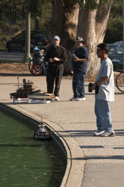 Zábava místních seniorů - na umělém jezírku Spreckel si pouštějí modely.