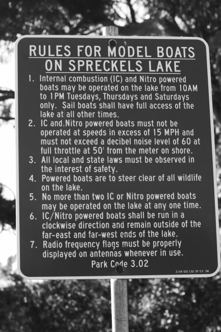 Pobavila mě cedule s dopravními předpisy pro malé lodičky.