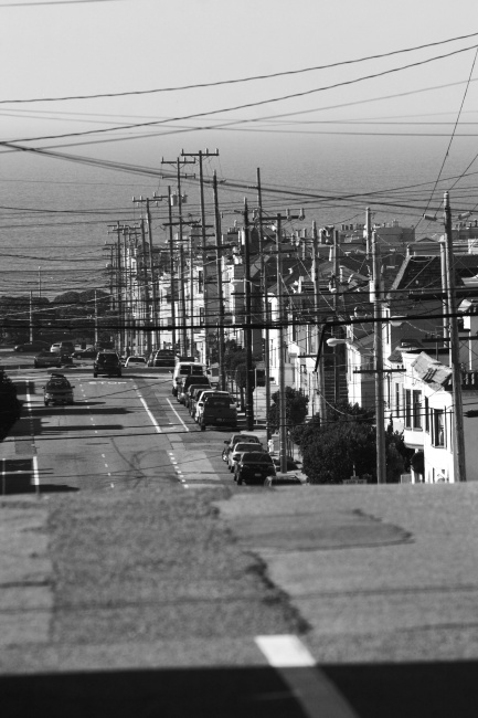 Čtvrť Outer Richmond a ulice Cabrillo vedoucí přímo na oceánskou pláž.