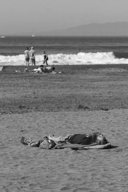 Houmlesácká opalovačka na pláži.