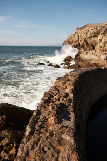 Útes Point Lobos,kterým je tam dole pod schodama provrtanej tunel. Když jsem byl vtunelu a přišla vlna, tak to dam dunělo jak zemětřesení a ve vzduchušlo nějaké divné vlnění, že z toho po chvilce bolela hlava a uši.