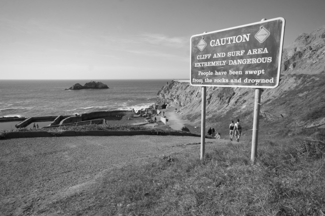 Zase jedna z pěkných cedulí. Amíci rádi přehánějí.