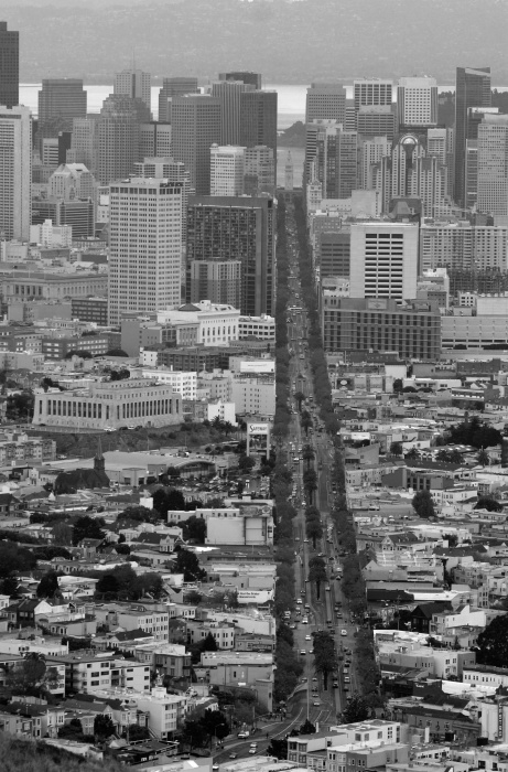 Pohled na Market street, na jejím spodním konci je Castro district, čtvrť gayů