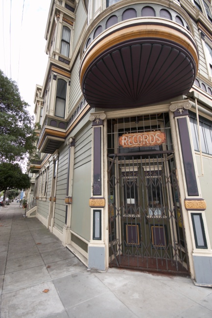 Typická architektura všude tady, takhle vypadá většina čtvrtí. Nevysokédomečky, nalepené jeden na druhý, často dřevěné, barevné a různěvyzdobené.