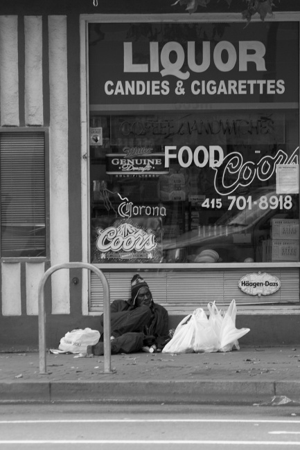 Mezi mrakodrapy žije spousta bezdomovců a podivných existencí. Úplně semi oživily služby na záchytce, ovínění houmlesáci "voní" všude na světěstejně.