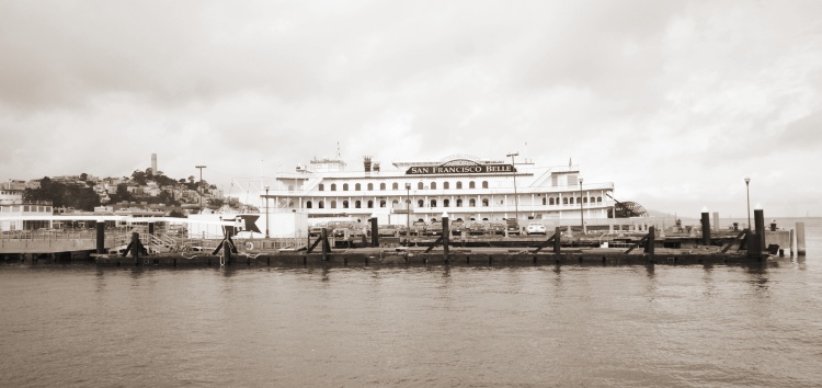 Jako za starých časů. Vlevo v dálce je vidět Telegraph hill, místo, zekterého se dávaly do města signály o lodích připlouvajících z oceánu
