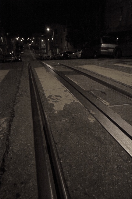 Pod asfaltem se jako hadi vinou a hýbou železná lana