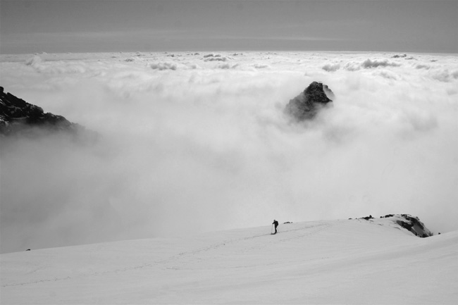 Nad hladinou (Traverza v pláních pod Rysy)
