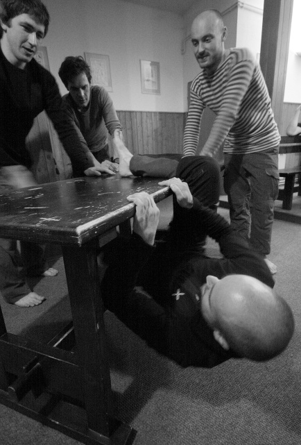 Podlézání stolu ve všech možných variacích