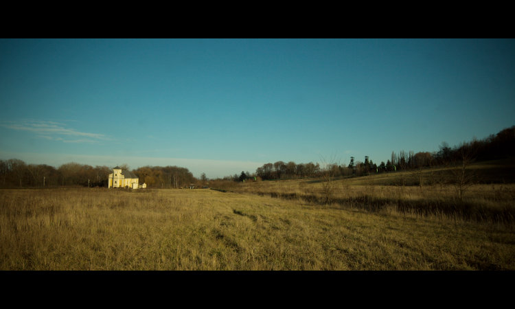 Kostel sv . Petra z Alkantary, vlivem poddolování terén poklesl o 36m a kostel se nakolonil. Vpravo nahoře je důl Gabriela.