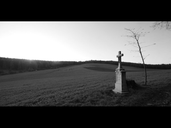 Křížek nad vesničkou Nelepeč