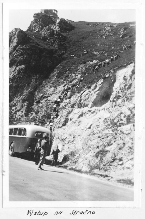 Výstup třineckého turistického oddílu na Strečno někdy v poválečných letech