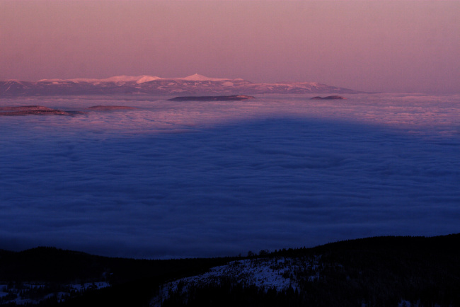 Sněžka a stín Kraličáku