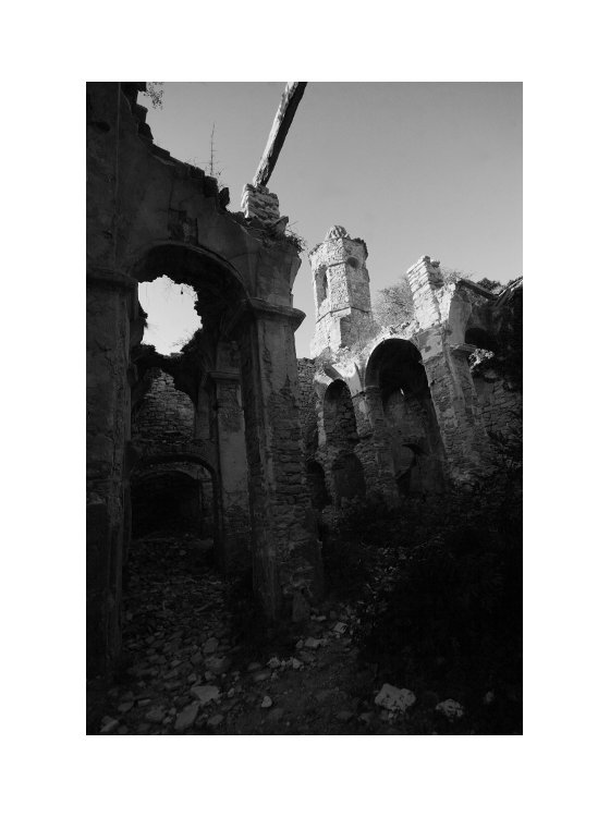 Město duchů La Mussara, na jehož hranici je útulný horský kemp a všude kolem tisíce skal a spousta lezeckých oblastí