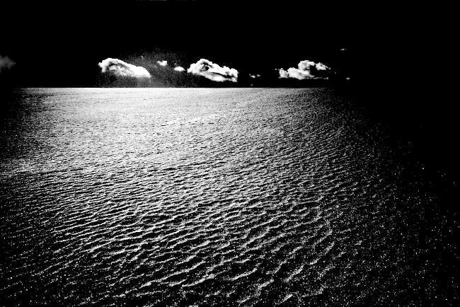 Pryč odtud jít s tou karavanou mraků, kde tichej dům a pušky rezaví ...