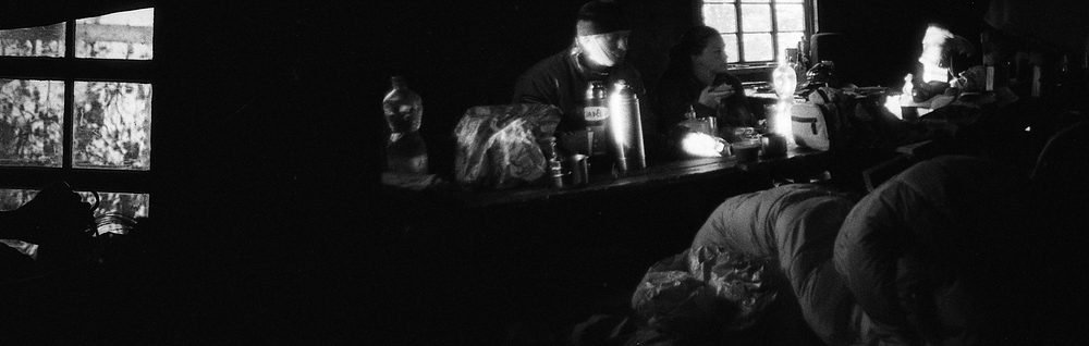 V jednom ze srubů (překryly se mi dvě políčka kinofilmu)