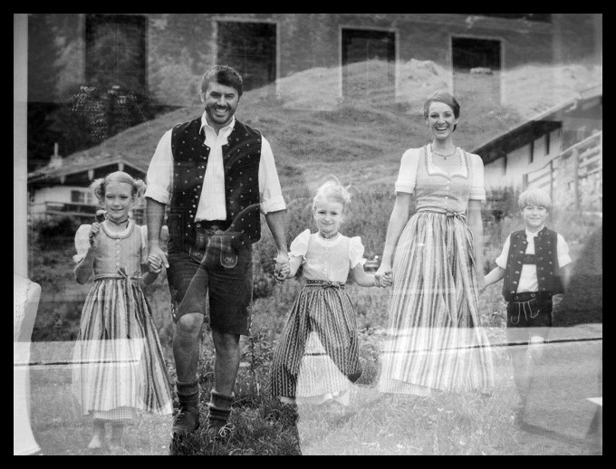 Bad Aussee, tyroláčci. Seriózní reklama za výlohou jednoho z obchodů s místními kroji. Hodně lidí v tom běžně chodí.