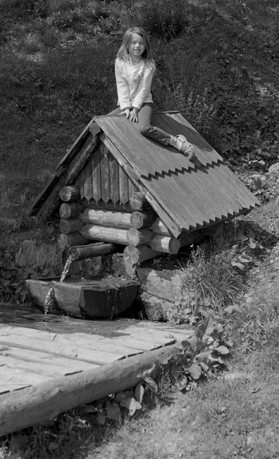 Terka - vládkyně studánky. V neděli probíhaly kolem pramene těžké boje. Střelivem byla voda a tady ten malej čerchmant se svojí lopatičkou a slonem nám to pěkně nandal. Příště bude odplata.