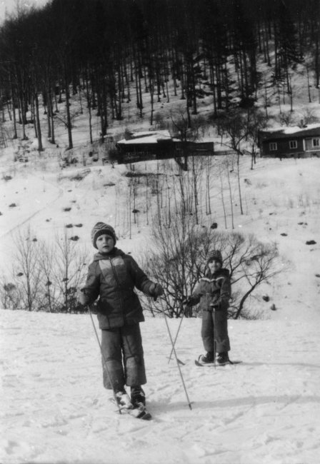 Náročný výstup - tehdy ještě bez tuleních pásů. Já a za mnou ségra.