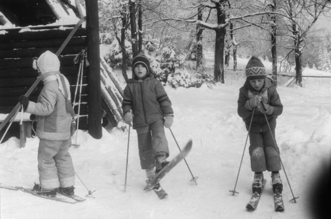 Já jsem vpravo při nácviku sjezdového postoje, ségra je uprostřed a zkouší otočky.