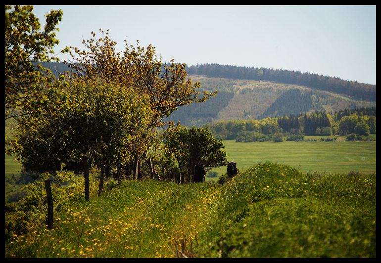 Před námi Nová Lhota a hora Šibenický vrch