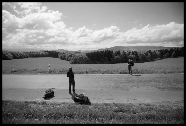 Rozčarování poté, co nám pár metrů od zastávky ujel autobus - snad jediný, který tudy každý den projíždí.