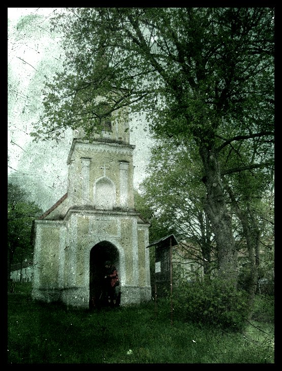 Útěk před deštěm do kostelíka v Maříži