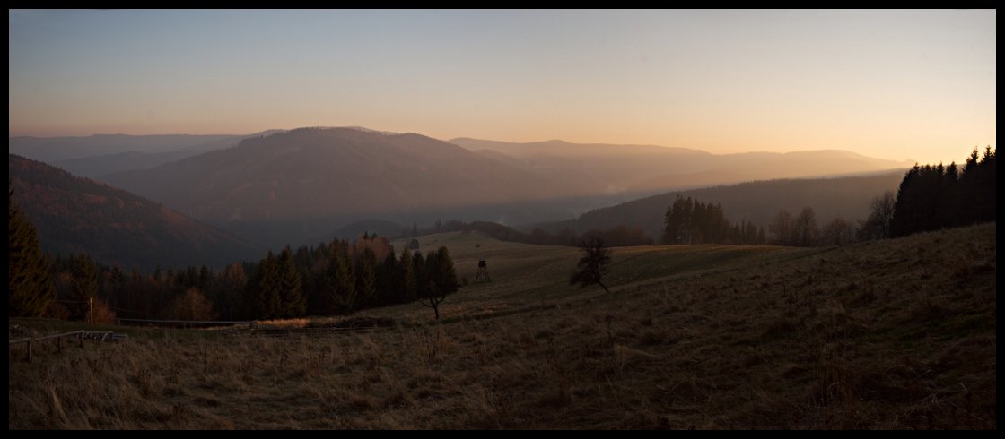 Na náš oblíbený Kamenitý jsme dorazili těsně před setměním. Výborná zelňačka, černé pivo, marlenka. A pak potmě dolů do údolí.