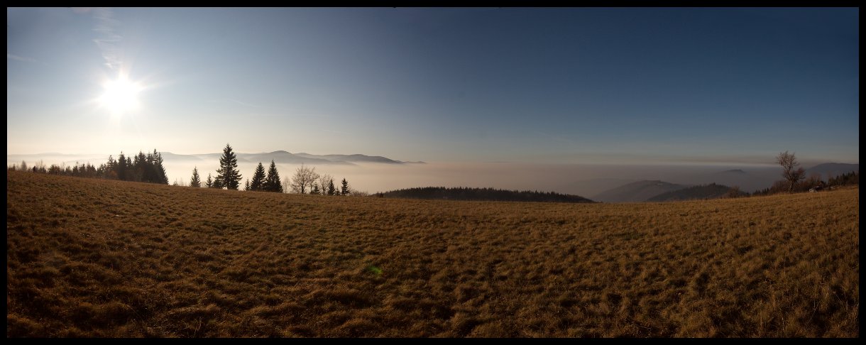 Beskydy a smog na Kravinsku, foceno z Loučky