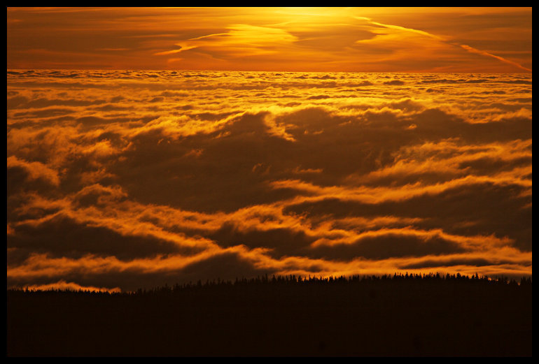 Tam někde těsně pod hladinou jsou Beskydy