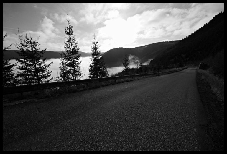 Cestou na horní nádrž. Přímo uprostřed fotky je Velká jezerná, ze které jsem sestupoval kolmo dolů s kolem na zádech.