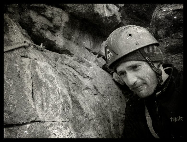 Na štandu v půlce stěny. Márovi se má délka moc líbila a zbytek stěny už proto poleze na prvním konci lana.