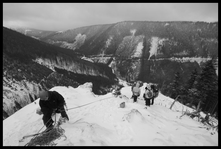 Někdo ještě dolízá. Vzadu hřeben Jezerné, který jsem před pár týdny jel na kole.