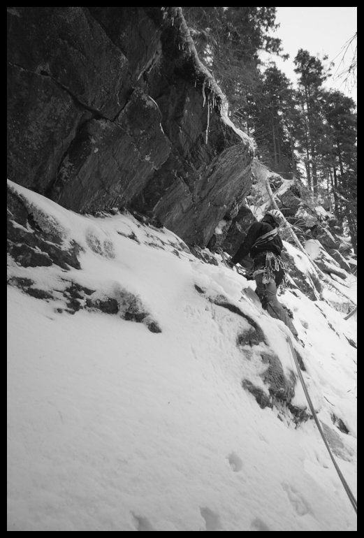 Po skalních plotýnkách pod převis